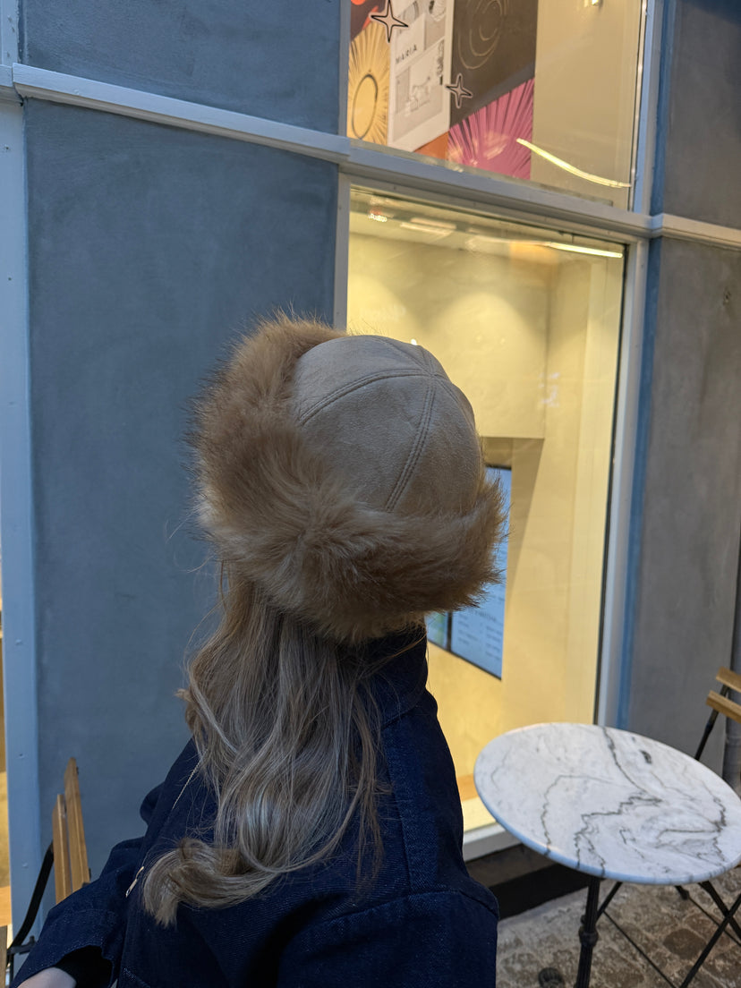 Agnete Shearling Hat - Beige